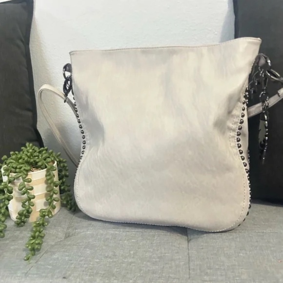 Sale🎀 Jessica Simpson Grey Patent Leather Handbag with feather charm - Picture 3 of 6